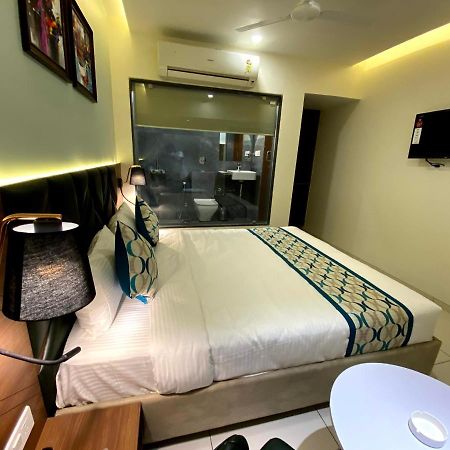 Hotel Unique By Apex Vadodara Exterior foto