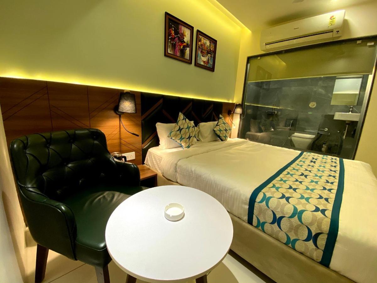 Hotel Unique By Apex Vadodara Exterior foto